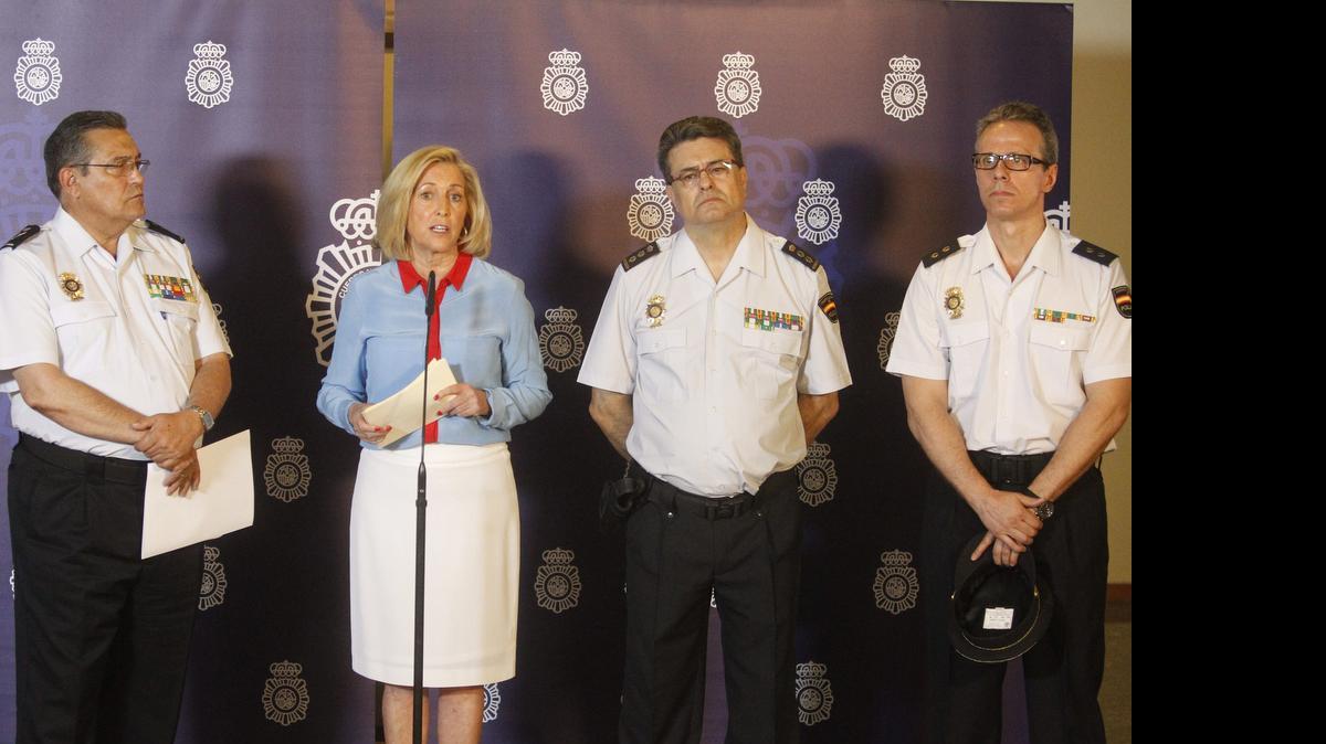 
La delegada del Gobierno en Madrid, Concepción Dancausa, durante la rueda de prensa, el viernes, en la Jefatura Superior de Policía para informar sobre la detención de la madre del bebé que fue arrojado ayer a un contenedor de basura cerca de Madrid.
