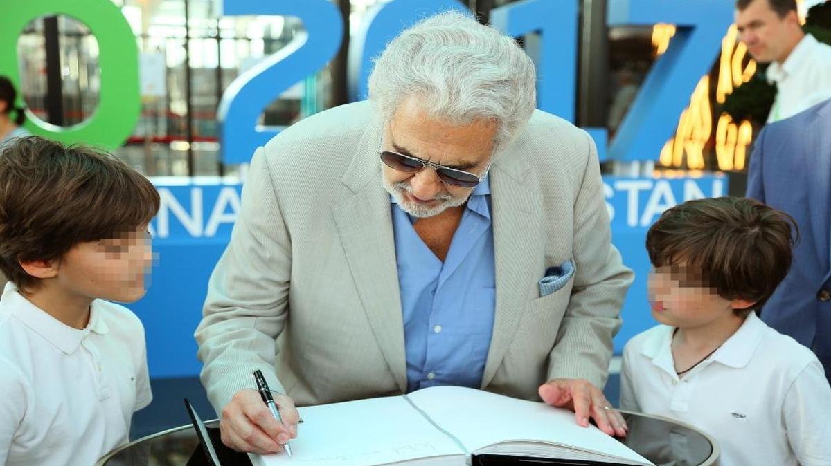 Fotografía facilitada por la Expo 2017 del tenor español Plácido Domingo que visita el pabellón Nur Alem en la Expo 2017 en Astaná con su familia el 31 de julio de 2017.