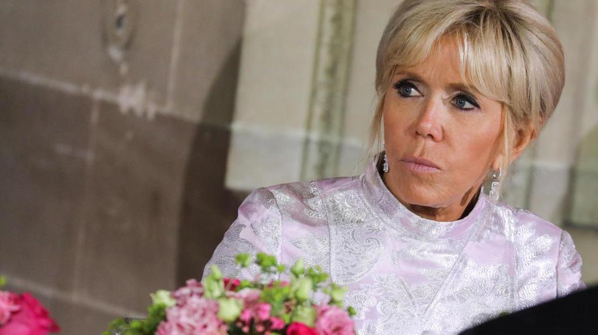 La primera dama de Francia Brigitte Macron escucha un discurso al inicio de una cena con el presidente Emmanuel Macron y el príncipe heredero de Japón Naruhito en el Palacio de Versalles, cerca a París (Francia) el miércoles 12 de septiembre de 2018.