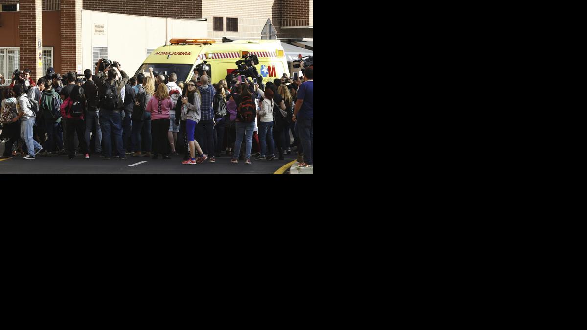 <cutline_leadin>Un grupo</cutline_leadin> de unas cincuenta personas que protestan contra el sacrificio de Excalibur, el perro de la auxiliar de enfermería intentaron evitar la entrada de la ambulancia que presumiblemente iba a recogerlo.<252><252>