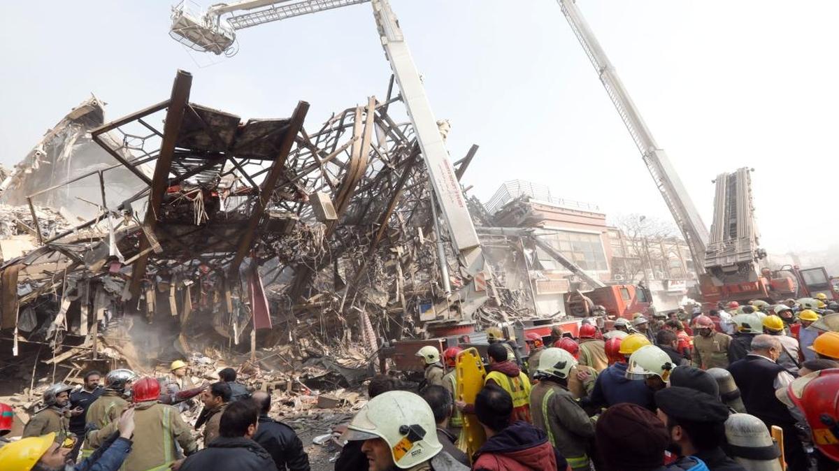 El derrumbe de un icónico edificio comercial del centro de Teherán, causado por un gran incendio que se propagó por sus 17 plantas.