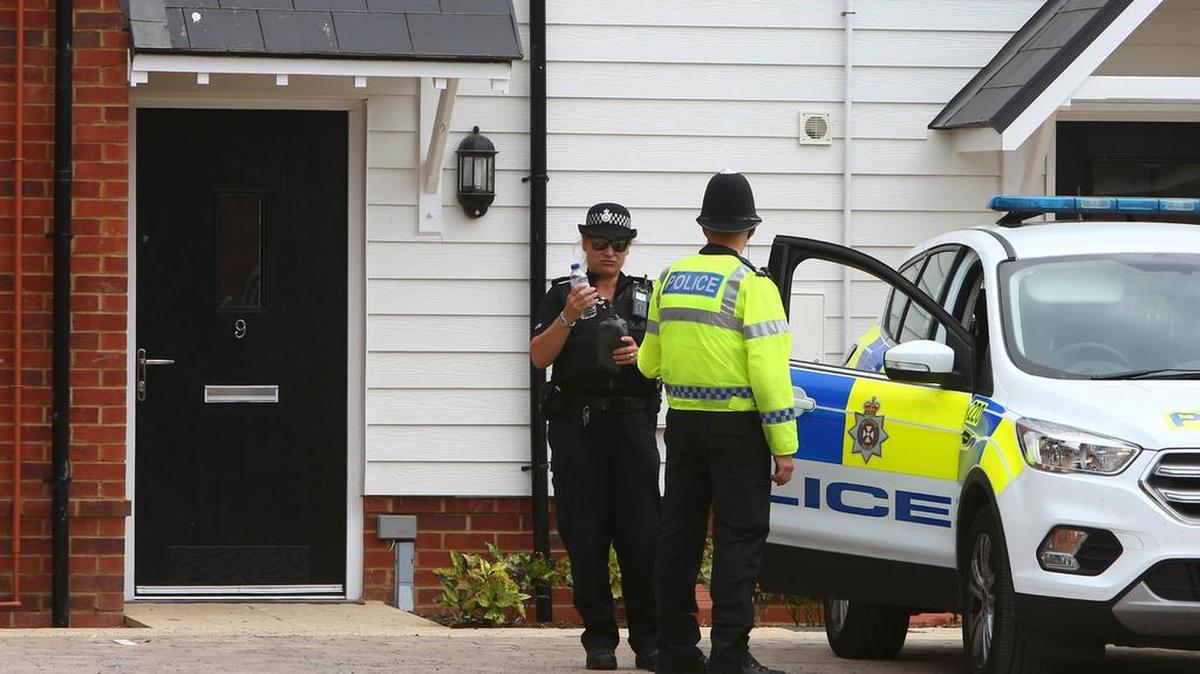 Un policía monta guardia fuera de la casa de Charlie Rowley en Amesbury, sur de Inglaterra, el 4 de julio de 2018.