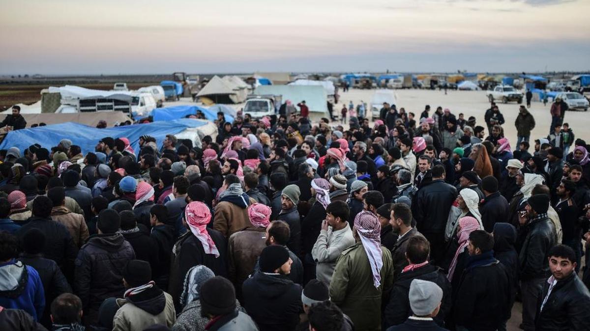 Unas 20,000 personas que huyen de la guerra, tras el avance de las tropas del régimen y la aviación rusa en el norte de Siria, estaban bloqueadas este viernes en la frontera con Turquía.