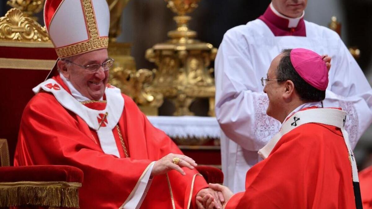 El papa Francisco (izq.) y el Arzobizpo de Indianapolis, Joseph William Tobin, ascendido a Cardenal este domingo, en la Basílica de San Pedro en el 2013.