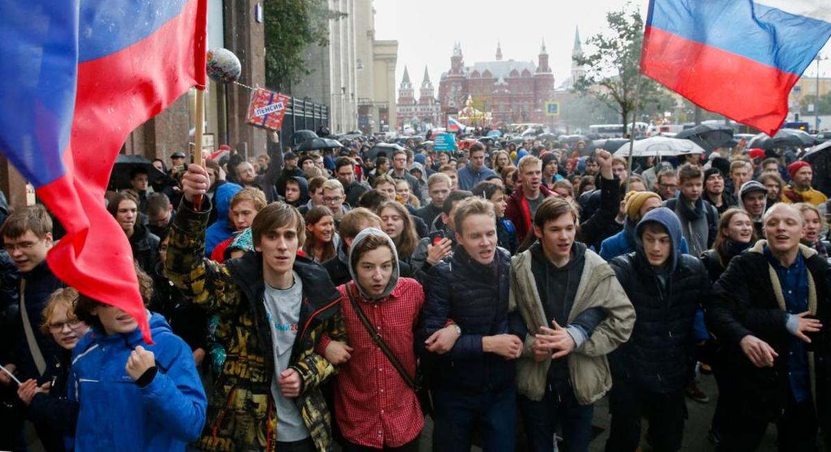 Miles de personas salieron a marchar para protestar la detención del líder opositor ruso Alexei Navalny y denunciar al presidente Vladimir Putin, el sábado en Moscú.