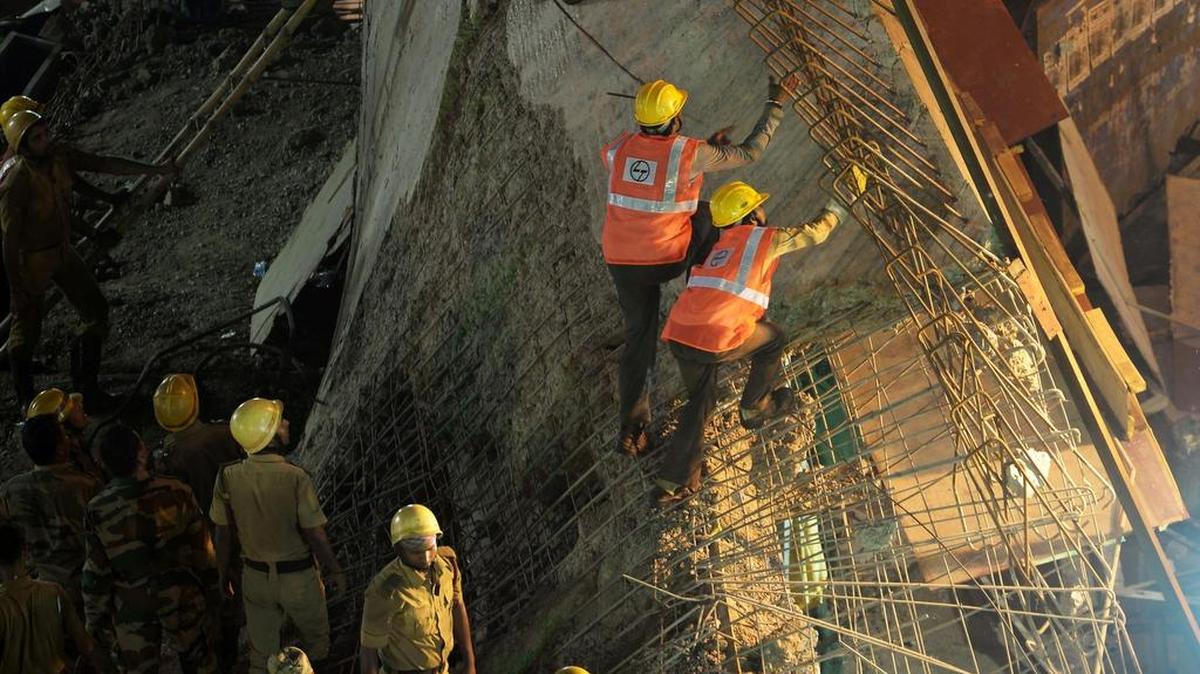 Los trabajadores de emergencia luchaban este jueves para rescatar a docenas de personas que seguían atrapadas entre los escombros en Calcuta, India.