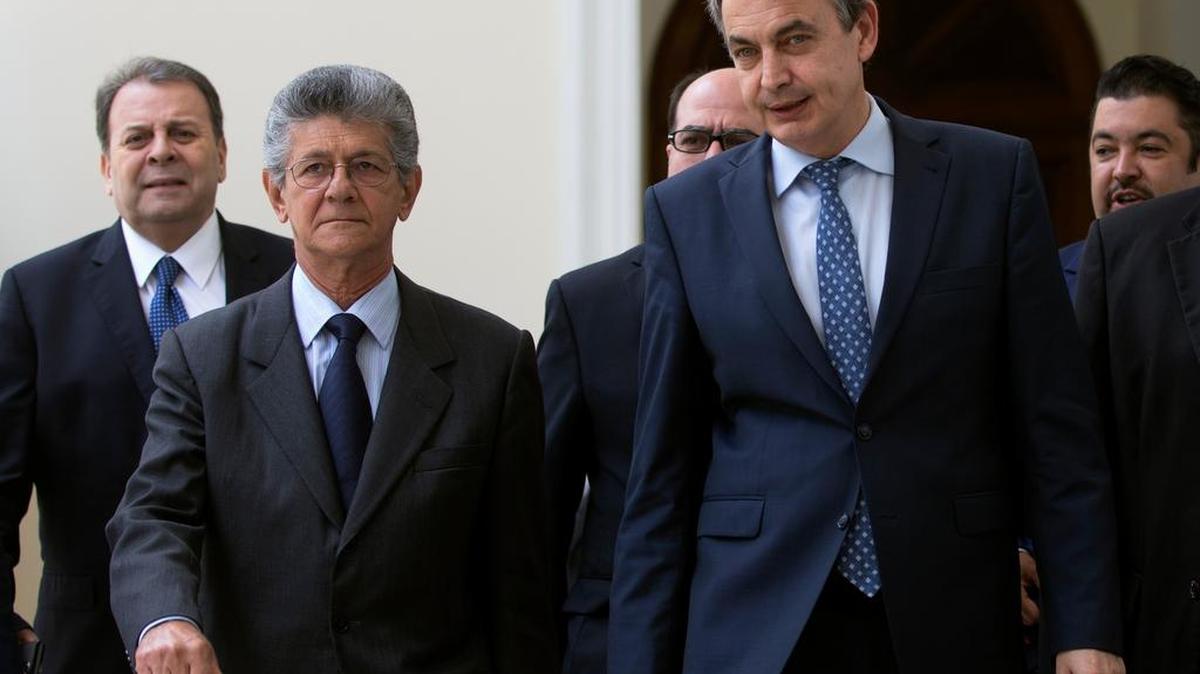 Henry Ramos Allup, presidente de la Asamblea Nacional (izq.), y el presidente del gobierno español José Luis Rodríguez Zapatero, después de reunirse el jueves en Caracas.