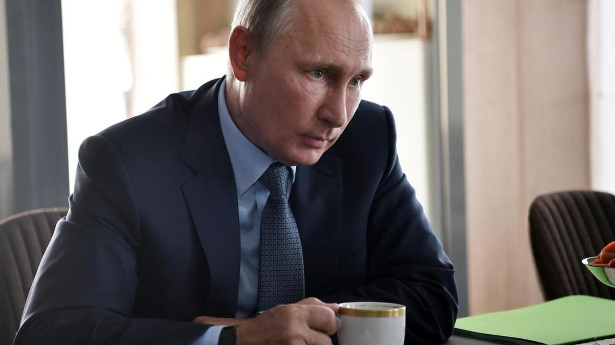 El presidente de Rusia, Vladímir Putin, asiste a una reunión con el alcalde de Cheremkhovo, Vadim Semyonov (no aparece), en la localidad de Tankhoi , Buriatia (Rusia), el 4 de agosto de 2017.