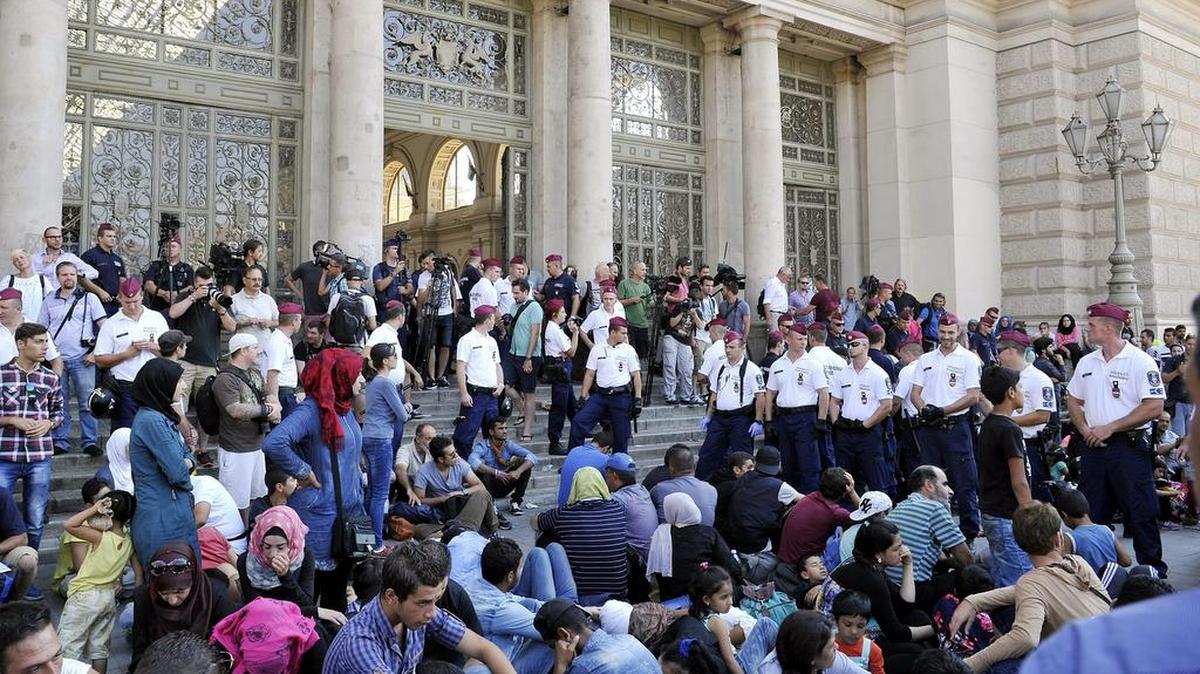 
Inmigrantes participan en una protesta ante la estación de ferrocarriles Keleti de Budapest, en Hungría, el martes. Hungría, que pertenece a la zona Schengen de libre tránsito comunitario, asegura que en lo que va de año han llegado más de 150.000 inmigrantes a su territorio.
