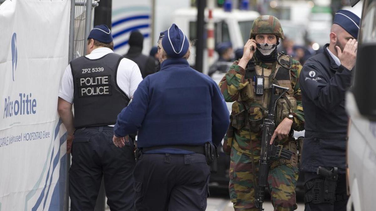 Policías y soldados belgas patrullan el martes el centro de Bruselas ante la amenaza de un ataque terrorista inminente.