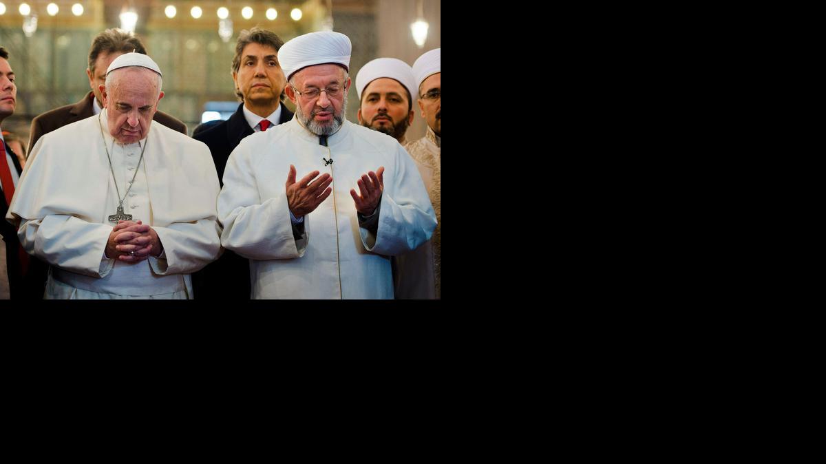 
El papa Francisco medita en la Mezquita Azul (Sultan Ahmet Mosque) de Estambul, junto al gran muftí de Estambul, Rahmi Yaran, que reza a su lado. 
