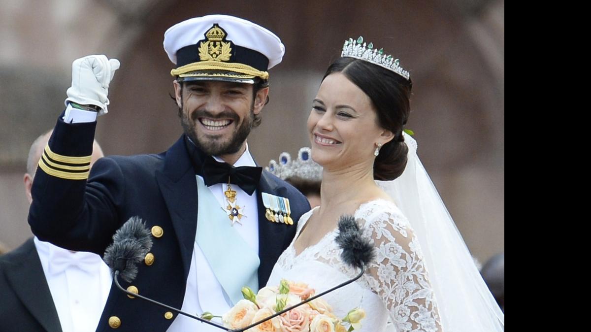 
El príncipe Carlos Felipe de Suecia y la exmodelo Sofia Hellqvist se dieron hoy el “sí, quiero” en una ceremonia en la capilla del Palacio Real de Estocolmo ante representantes de varias casas reales.

