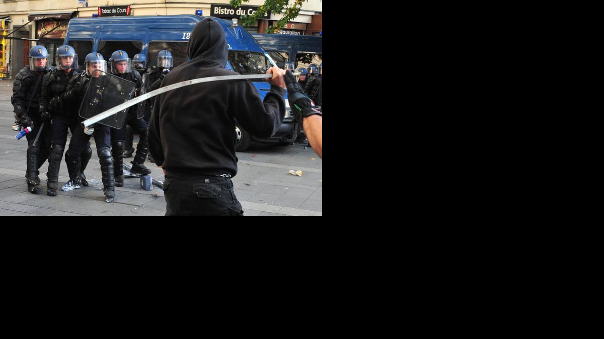 
Un manifestante se enfrenta a las fuerzas antimontines en Nantes, una de las ciudades de Francia donde han surgido protestas por la muerte del ecologista Remi Fraisse. 
