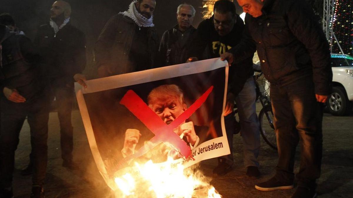 Palestinos queman fotos de Donald Trump en Belén el martes en una protesta por la decisión de Washington de trasladar su embajada de Tel Aviv a Jerusalén.
