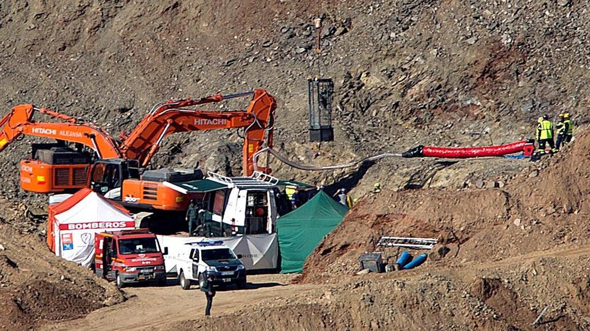 La Brigada de Salvamento Minero desplazada desde Asturias ha comenzado sus trabajos para entrar en el túnel para rescatar a Julen, el niño de 2 años que cayó a un pozo estrecho y profundo el pasado 13 de enero en Totalan (Málaga).