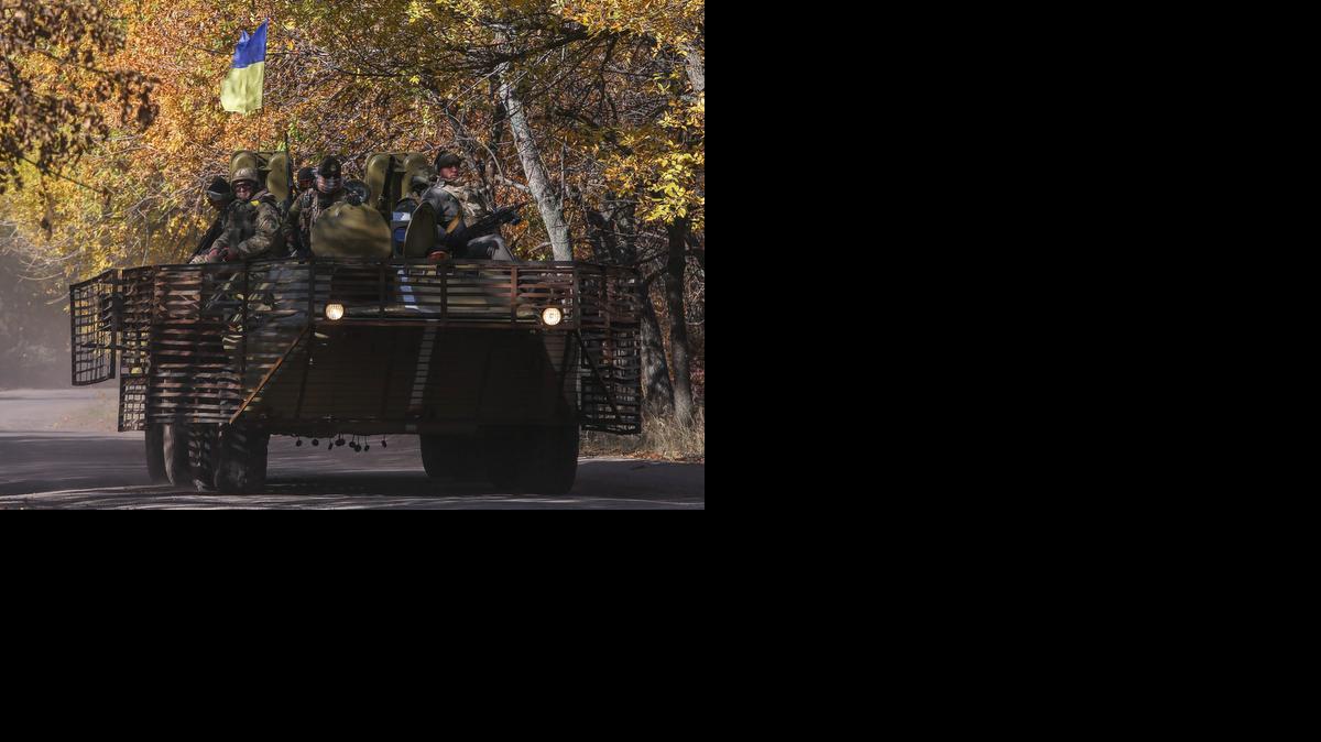 
Un dia después de una jornada de ataques y contraataques en el aeropuerto de Donetsk, principal bastión prorruso, el ejército ucraniano informó de la muerte de dos soldados en las últimas 24 horas.

