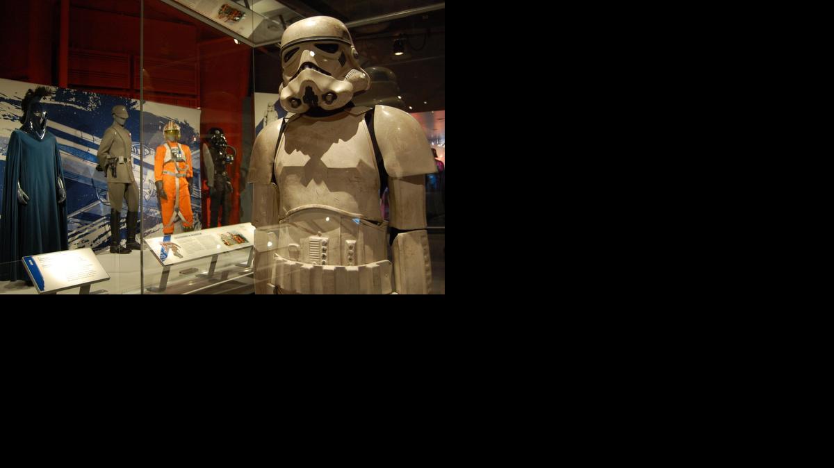 
Fotografía del 13 de marzo de 2015 donde se ven atuendos originales de la saga Stars Wars en el museo EMP de Seattle (EEUU).  