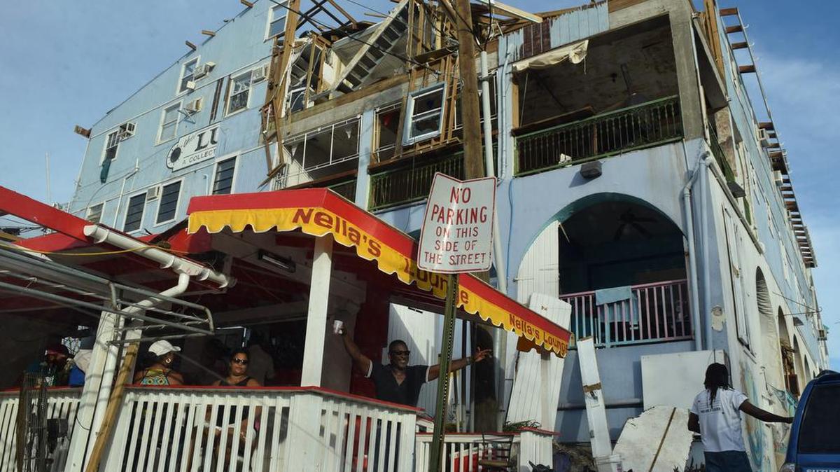 La gente en St. John en medio de la destrucción que dejó Irma en las Islas Vírgenes de Estados Unidos.