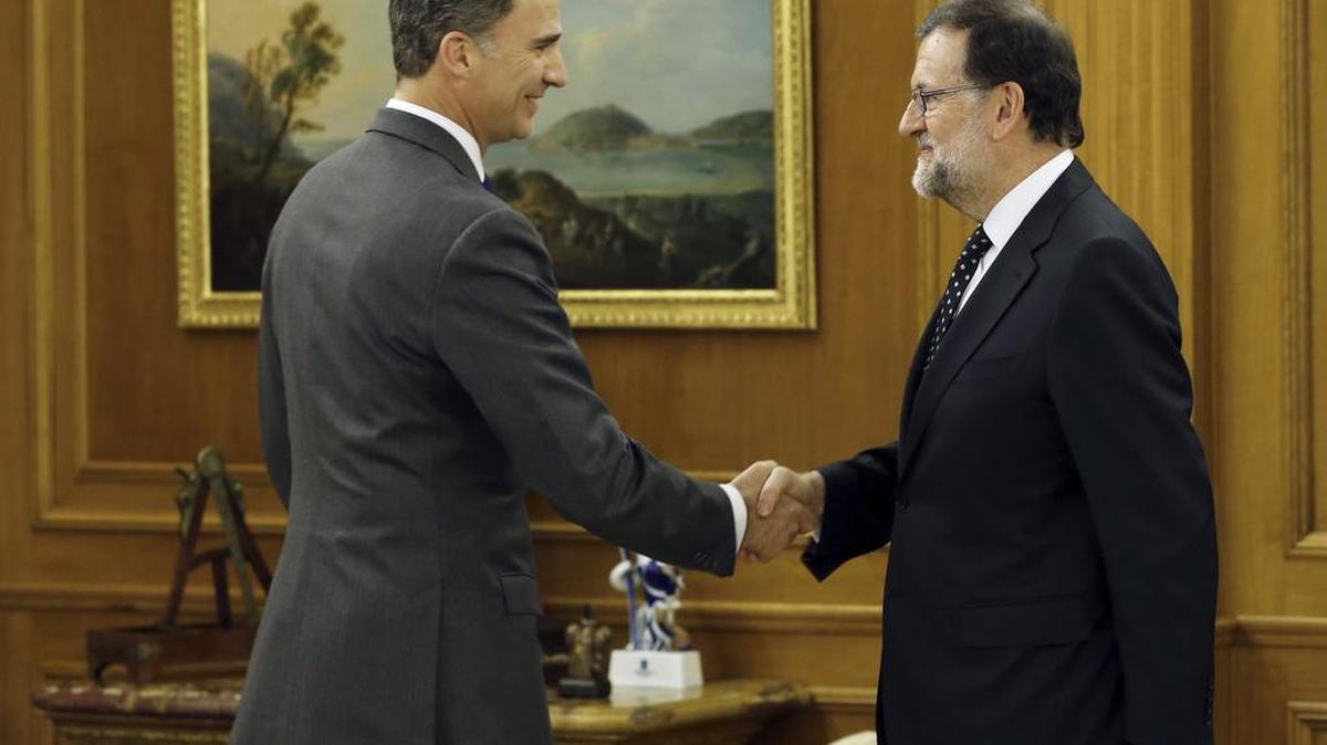 El Rey Felipe VI recibe, el viernes 22 de enero, al presidente del Gobierno en funciones y líder del PP, Mariano Rajoy, durante la ronda de consultas para proponer un candidato a la Presidencia del Gobierno.