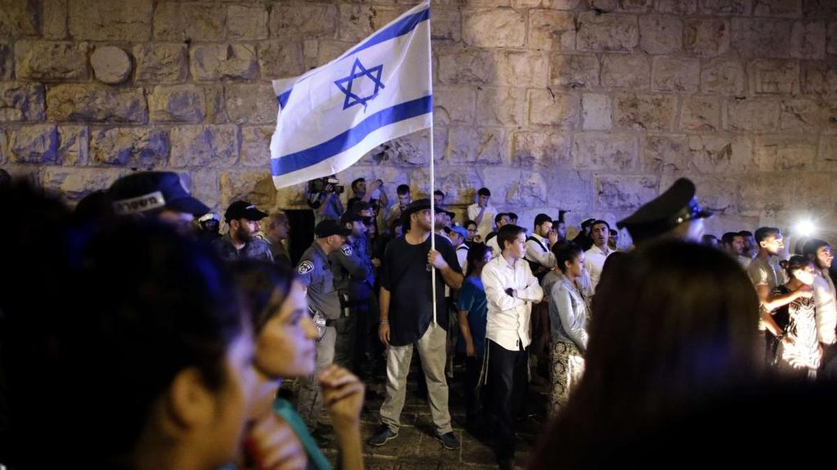 Unos cincuenta  manifestantes de la extrema derecha nacionalista israelí desfilaron a gritos de “guerra” y “el pueblo pide venganza”, llevando banderas israelíes.
