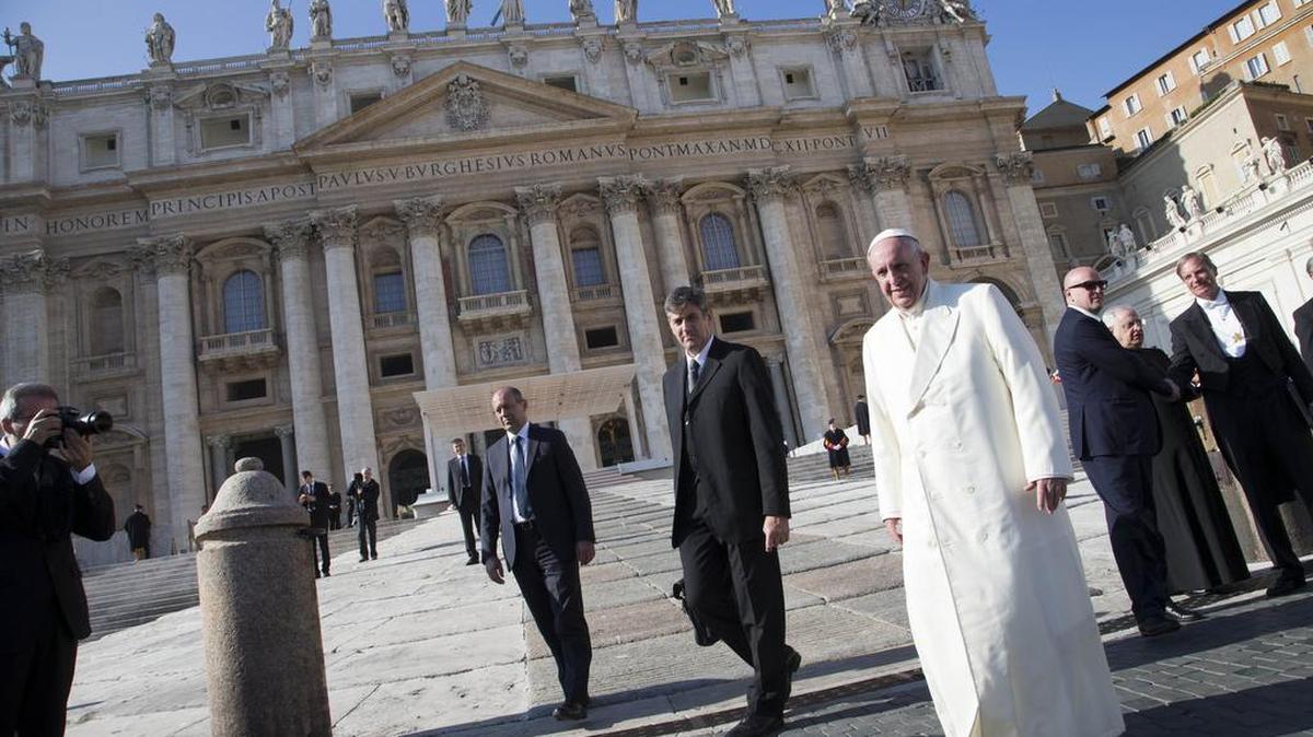El papa Francisco sale de la Plaza de San Pedro en el Vaticano tras una audiencia general el miércoles.
