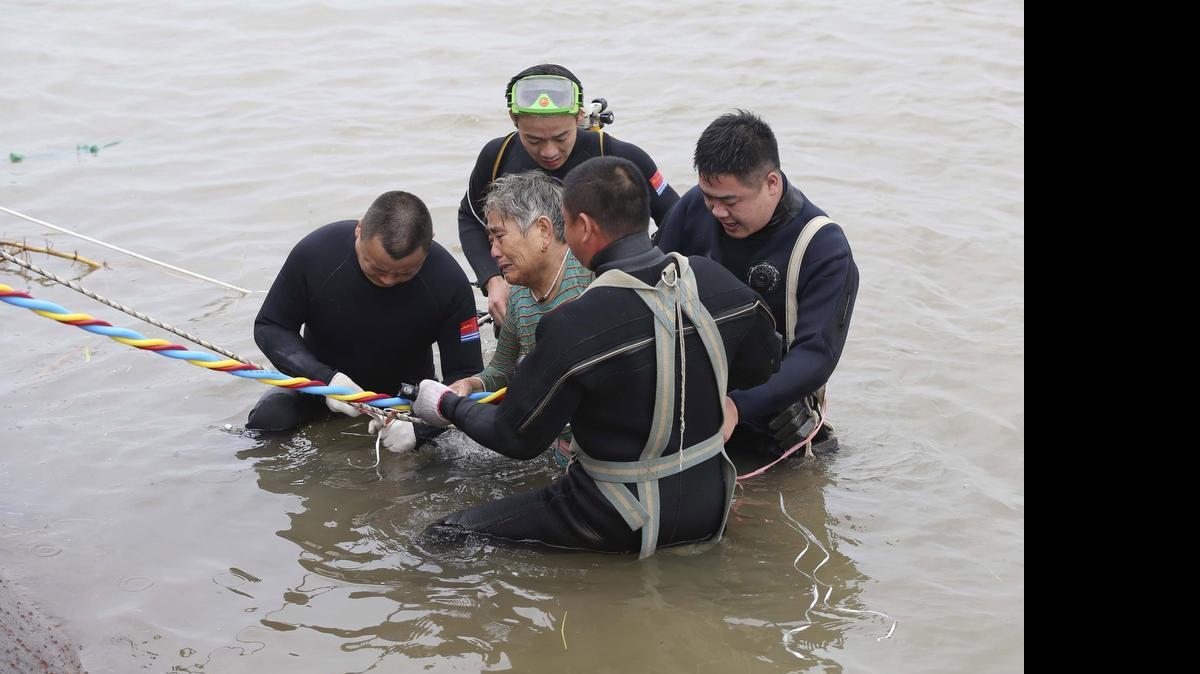 
Las cifras oficiales hablan de siete fallecidos y 14 supervivientes, según el Ministerio de Transporte de China, mientras que la situación es incierta para la mayoría del resto de viajeros del barco, en el que había 456 personas a bordo cuando se produjo el naufragio.
