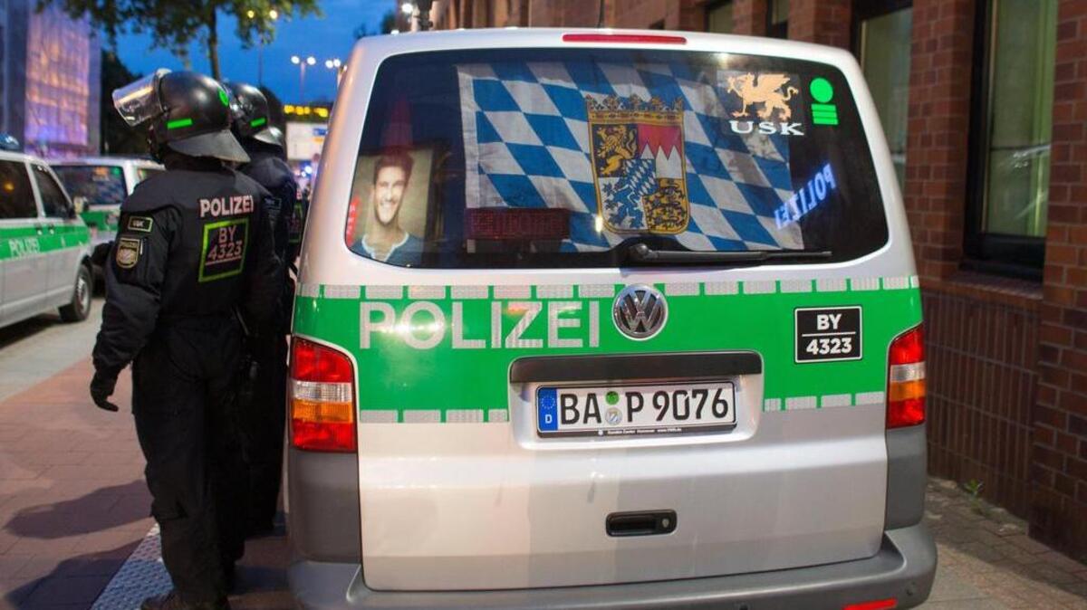 Policías son vistos junto a un vehículo de la institución, con una bandera de Bavaria, durante enfrentamientos en Schanzenviertel, antes del inicio de la Cumbre del G20, en Hamburgo (Alemania) el martes 4 de julio de 2017.