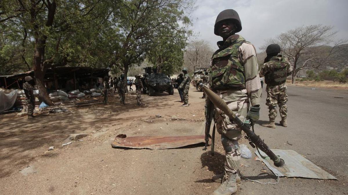 Soldados nigerianos custodian una zona atacada por el grupo terrorista Boko Haram. 