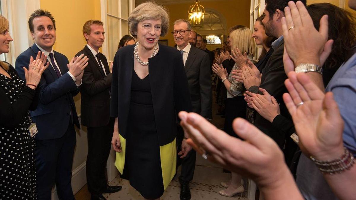 La nueva primera ministra Theresa May afirmó que liderará una administración que trabajará por la justicia social y para todos los ciudadanos, no para “unos pocos”.