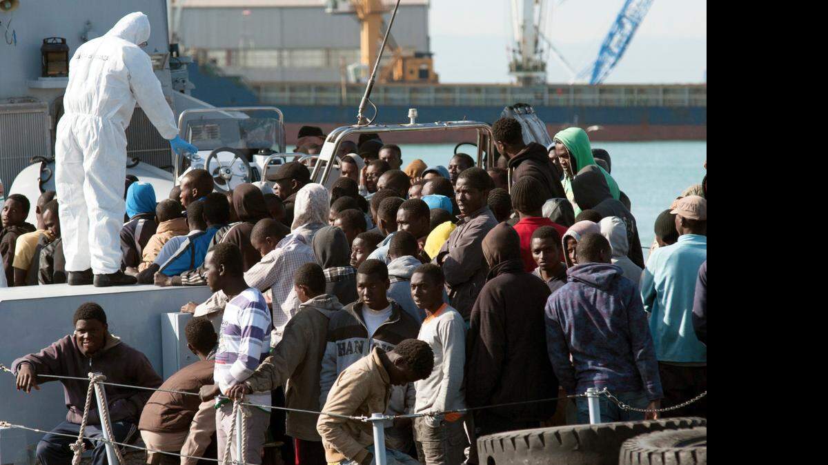 <cutline_leadin>El patrullero</cutline_leadin> ‘Denaro’ de la policía aduanera llegó Catania con 220 personas a bordo, entre ellas seis mujeres, rescatados a unos 40 km de las costas libias.