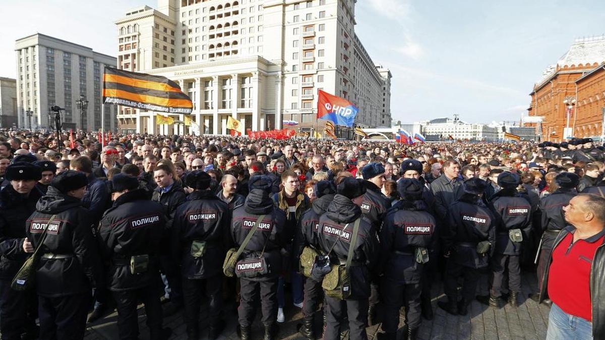 Policías montan guardia durante una marcha en memoria de las víctimas del atentado en el metro de San Petersburgo.