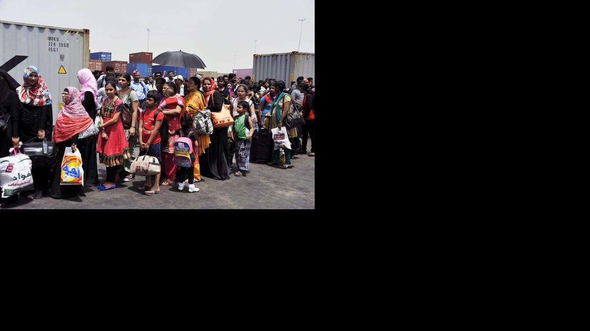 
Varias personas de origen indio hacen cola para montar en un navío durante la evacuación de extranjeros residentes en el país en el puerto de Hodeidah, Yemen, este lunes 6 de abril. Miles de repatriaciones se han producido en los últimos días debido a la escalada de la violencia en el país tras el inicio de la ofensiva aérea árabe en Yemen contra los rebeldes hutíes.
