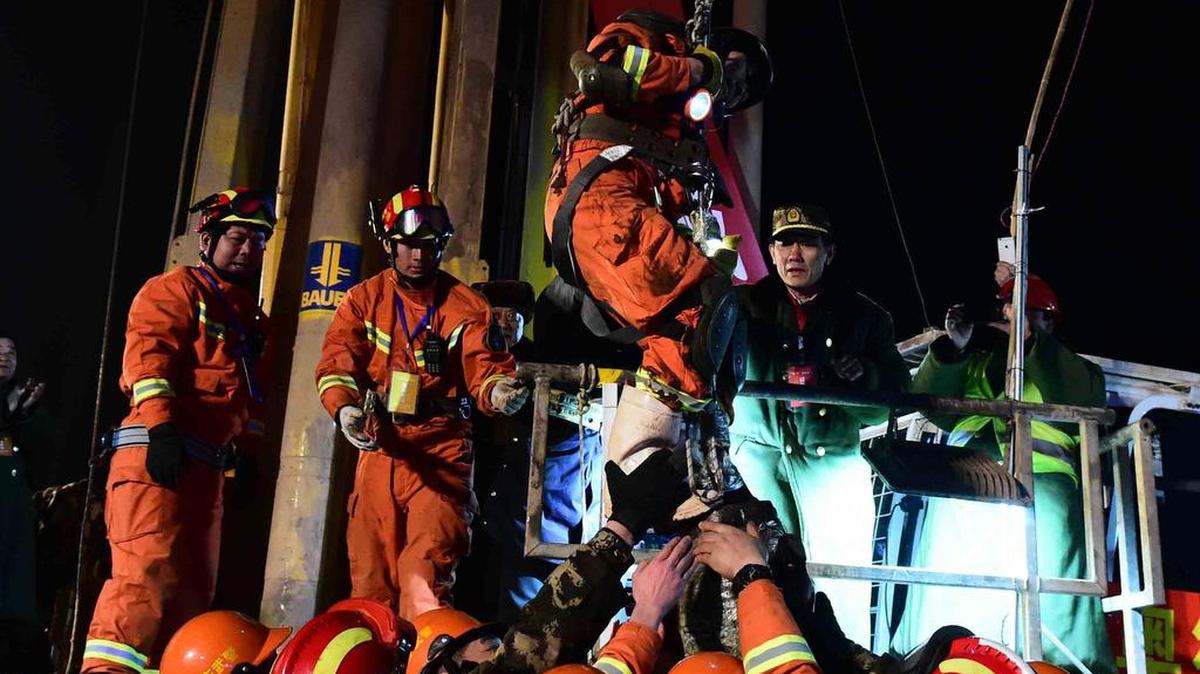 Los equipos de salvamento sacaron a los mineros gracias a que perforaron un túnel de 220 metros de profundidad.