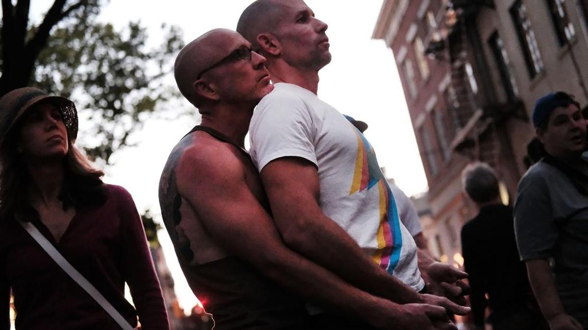 Un grupo de personas se congregó en el histórico The Stonewall Inn, en Nueva York, para poner velas y flores a las víctimas de la masacre del club The Pulse en Orlando, Florida.