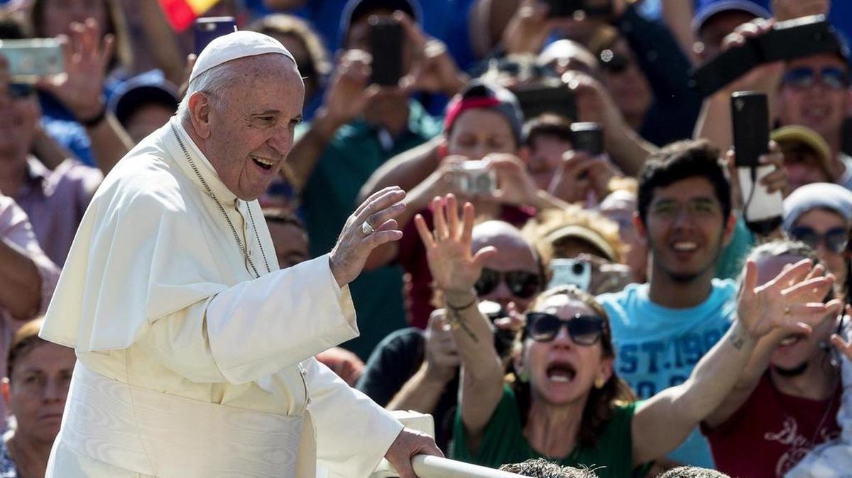 El papa Francisco saluda a los fieles durante su audiencia general de los miércoles en la plaza de San Pedro en el Vaticano, el 29 de agosto de 2018.