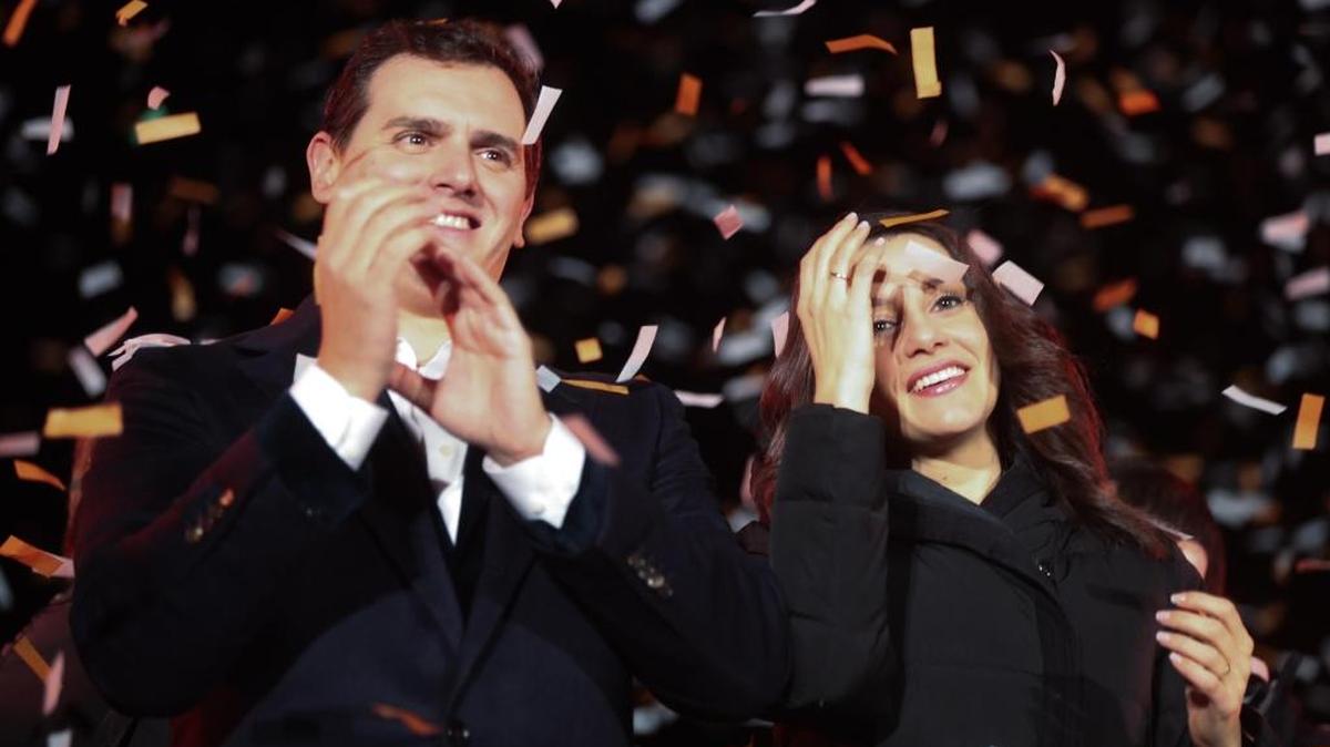 El presidente de Ciudadanos, Albert Rivera, y la candidata a la presidencia de la Generalitat, Inés Arrimadas, celebran su victoria en la jornada electoral del 21 de diciembre del 2017.