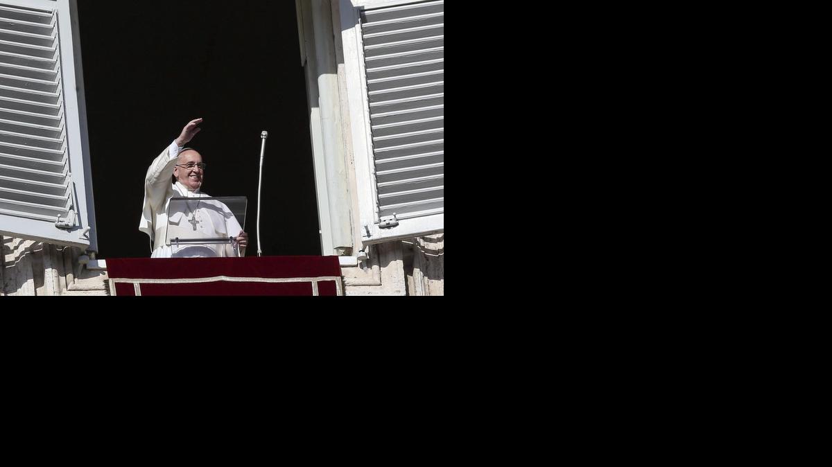 
El Papa Francisco durante la misa dominical del Angelus en la Plaza de San Pedro del Vaticano.



