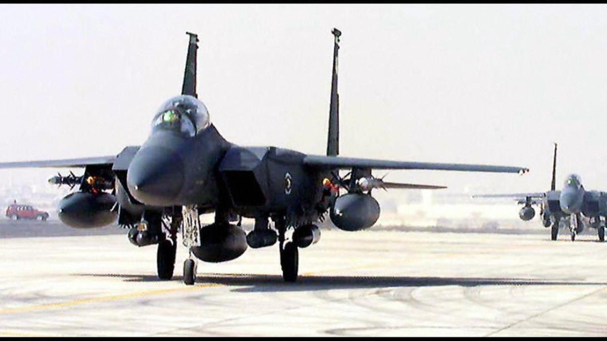 Un F-15 de la Fuerza Aérea de EEUU aterriza en una base en Doho, Catar, en 1997.