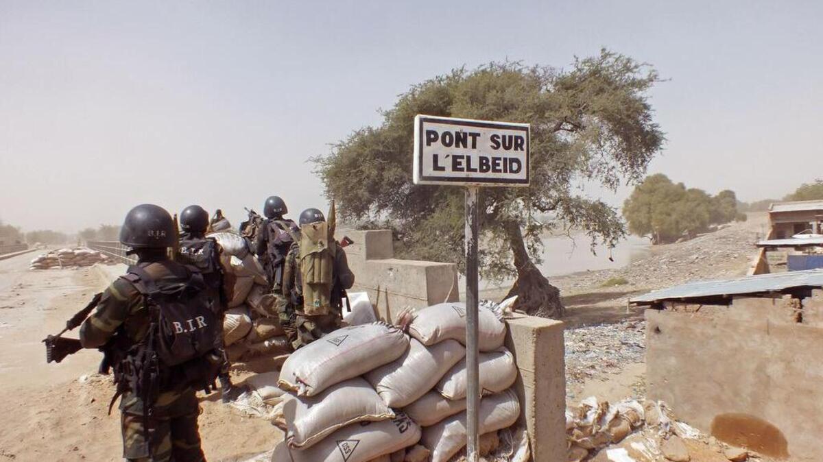 Soldados custodian un punto de control en un camino en una operación contra los fundamentalistas de Boko Haram, en esta imagen de archivo.