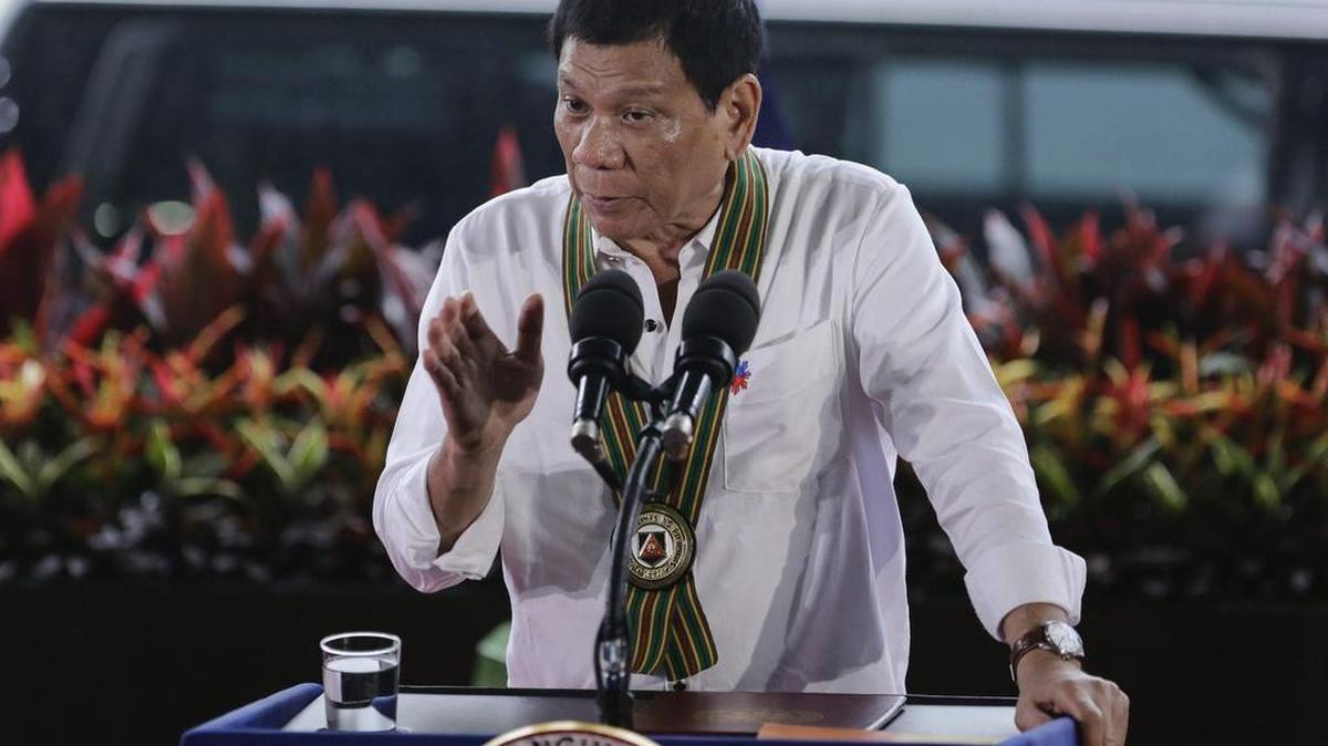 El presidente filipino, Rodrigo Duterte, toma la palabra durante su visita al cuartel de Taguig, al sur de Manila, Filipinas, hoy, martes 4 de octubre de 2016.