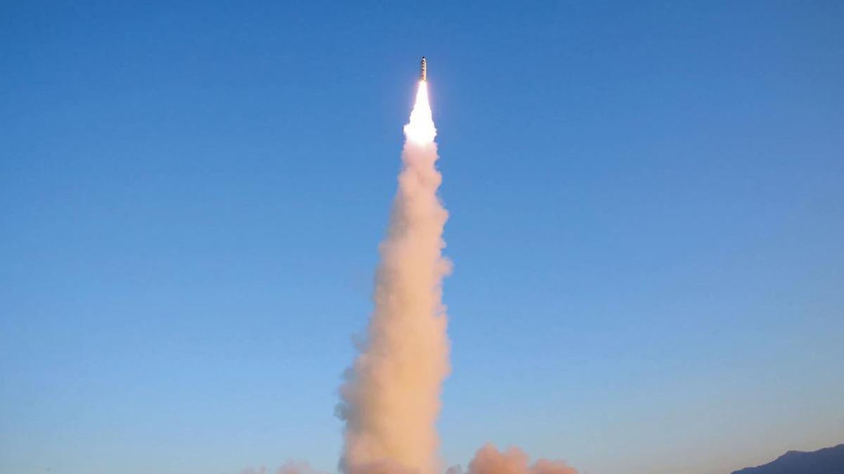 Foto distribuida el lunes 13 de febrero de 2017 por el gobierno norcoreano. Un misil Pukguksong-2 es lanzado desde una ubicación no revelada en Corea del Norte.