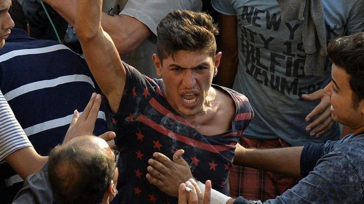 
Varios inmigrantes se manifiestan frente a la estación de Keleti en Budapest, Hungría. Desde el martes se encuentran bloqueados en el centro de Budapest centenares de refugiados que han comprado billetes de tren para salir del país, pero la policía húngara no les deja acceder a la estación Keleti alegando que no tienen la documentación requerida. 
