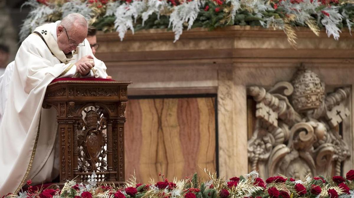 El Papa Francisco celebra la Misa de Navidad de medianoche en la solemnidad de la Natividad del Señor en la Basílica de San Pedro en el Vaticano, el 24 de diciembre de 2017.
