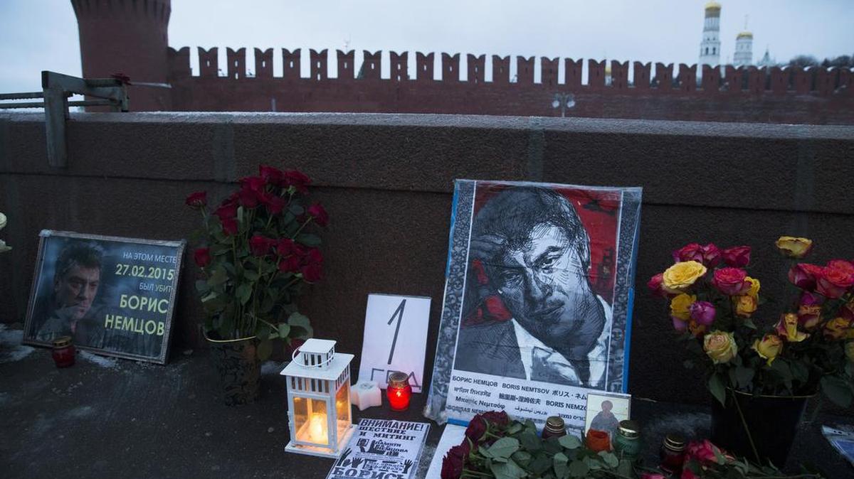 Muchos moscovitas acudieron también al puente cerca del Kremlin en el que fue tiroteado por la espalda Nemtsov para depositar ramos de flores en un improvisado altar erigido por sus partidarios.