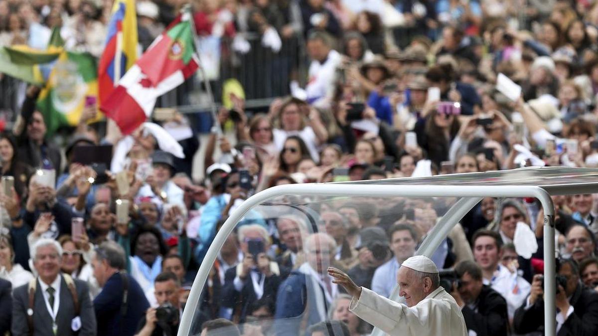 El papa Francisco (c) saluda a los peregrinos desde el papamóvil a su llegada al santuario de Fátima, Portugal, hoy 12 de mayo de 2017.