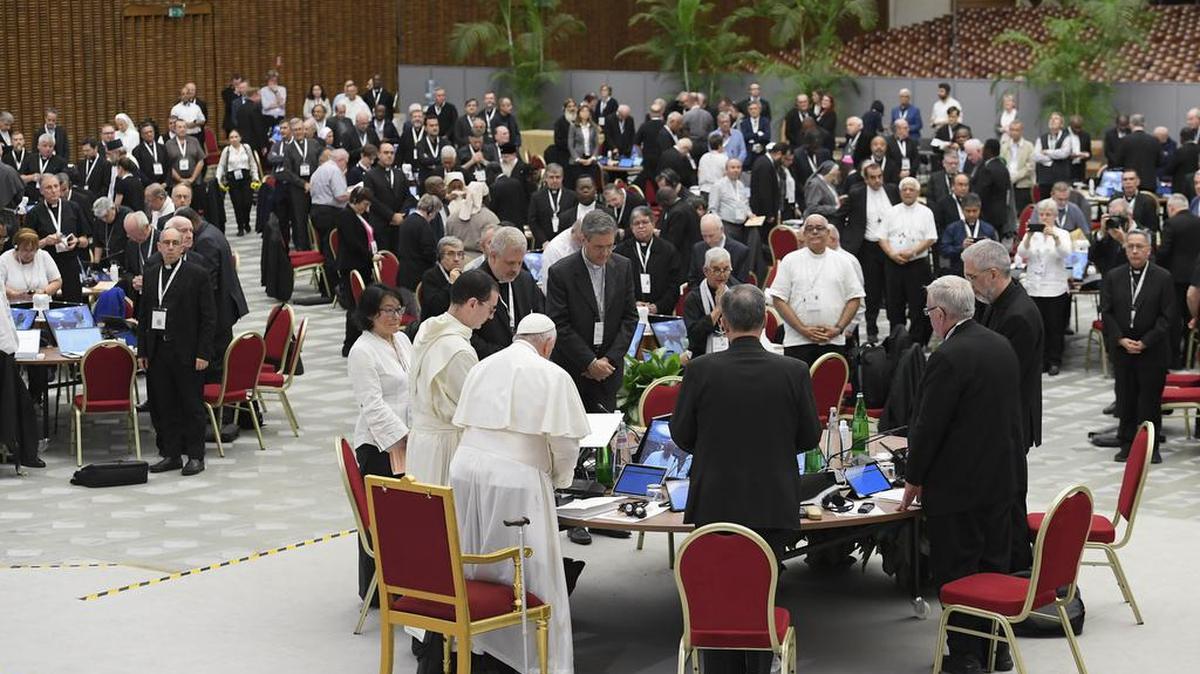El Papa Francisco asiste a la 16ª Asamblea General del Sínodo de los Obispos en el salón Pablo VI del Vaticano. El Papa Francisco está convocando una reunión global de obispos y laicos para discutir el futuro de la Iglesia Católica.