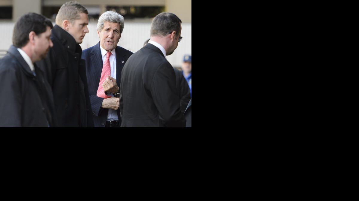 
John Kerry (cen.), regresa a su reunión con el ministro de Exteriores iraní, Mohamad Javad Zarif, para abordar el controvertido programa nuclear de Irán, tras un descanso para almorzar en Montreux, Suiza, el martes.



