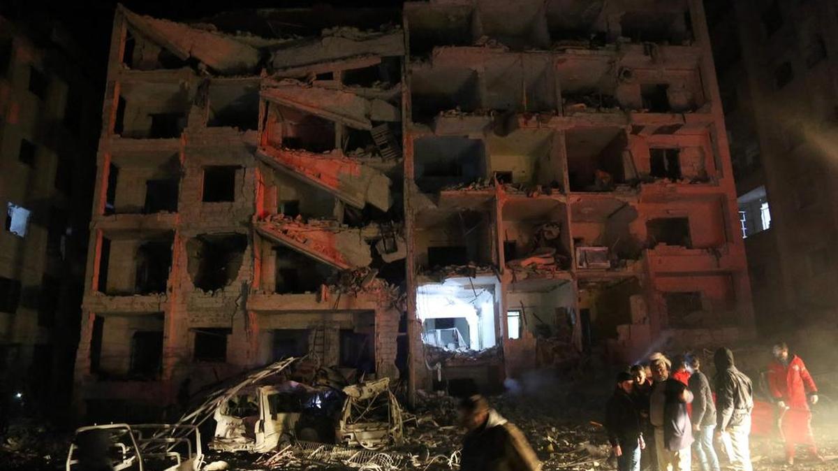Un edificio dañado después de una explosión en una zona controlada por los rebeldes de la ciudad de Idlib, al noroeste de Siria.
