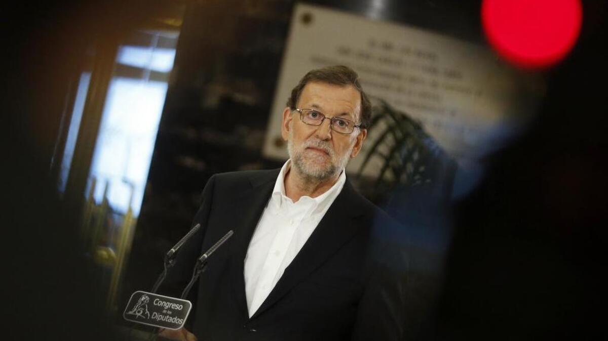 El presidente del PP, Mariano Rajoy,durante su comparecencia ante los medios tras la reunión que mantuvo hoy en el Congreso de los Diputados con el líder de Ciudadanos, Albert Rivera , donde ha considerado "una buena decisión" el acuerdo de Ciudadanos de iniciar la negociación para un pacto de investidura si el Partido Popular acepta seis condiciones sobre regeneración democrática y lucha contra la corrupción.
