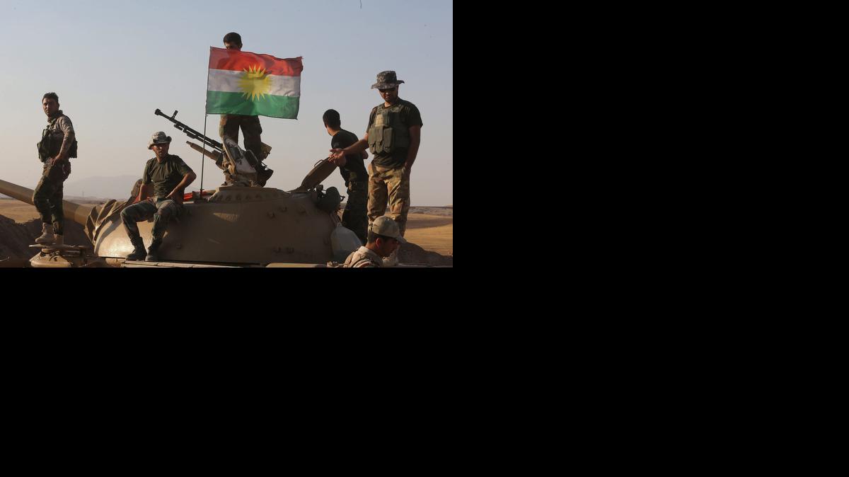 <cutline_leadin>Soldados peshmergas</cutline_leadin>, miembros las milicias kurdas, montan guardia en un control en Aski, 40 km al oeste de Erbil, Irak, este martes.<252><137>Estados Unidos lanzó este lunes en Irak su primer ataque aéreo contra el grupo yihadista Estado Islámico (EI) al suroeste de Bagdad, informó a Efe una fuente oficial del Departamento de Defensa. Hasta ahora la ofensiva estadounidense contra el EI en Irak, que comenzó el pasado 8 de agosto, se había limitado a posiciones de los yihadistas en el norte del país para proteger a su personal o por razones humanitarias. EFE/Mohamed Messara<137><137><252><137>